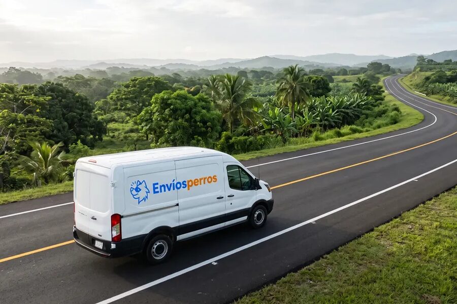 Camioneta de Envíosperros Logistics en la ruta Veracruz - Huatusco